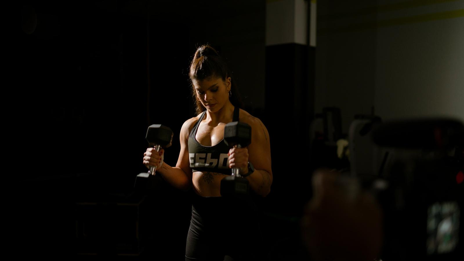 Elvira Bruno durante un curl con manubri in palestra
